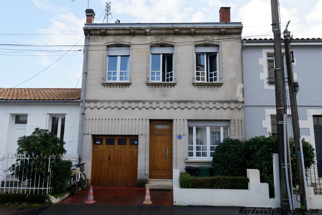 Une curiosité : au milieu des échoppes de béton, une maison à étage, en pierre, de style Art Déco a été construite en 1946 !